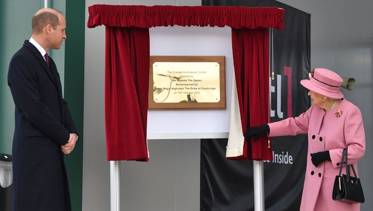 La Reina Isabel y el Príncipe Guillermo en la inauguración del Centro de Análisis Energético