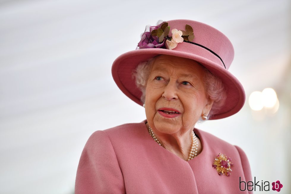 La Reina Isabel en su primera visita oficial después de su confinamiento