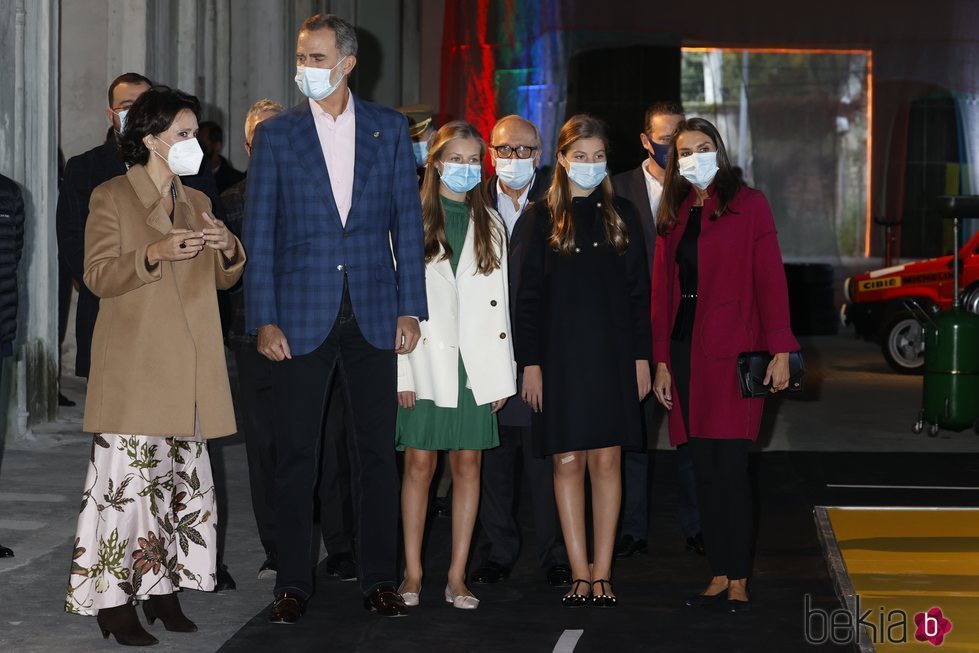 Los Reyes Felipe y Letizia, la Princesa Leonor y la Infanta Sofía reciben explicaciones en su visita a las instalaciones de 'LAFPABRICA. Fábrica en Premios