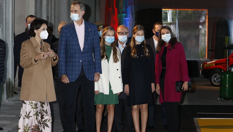 Los Reyes Felipe y Letizia, la Princesa Leonor y la Infanta Sofía reciben explicaciones en su visita a las instalaciones de 'LAFPABRICA. Fábrica en Premios