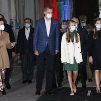 Los Reyes Felipe y Letizia, la Princesa Leonor y la Infanta Sofía en su visita a 'LAFPABRICA. Fábrica en Premios'