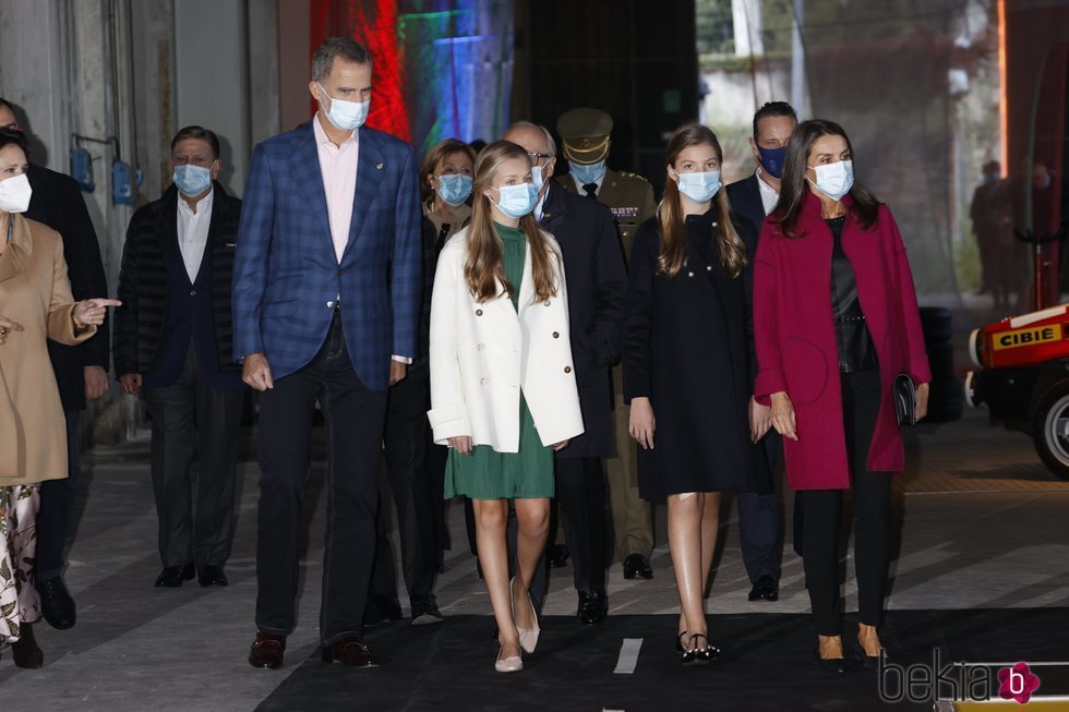 Los Reyes Felipe y Letizia, la Princesa Leonor y la Infanta Sofía en su visita a 'LAFPABRICA. Fábrica en Premios'