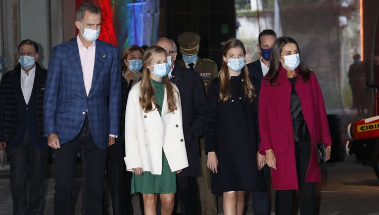 Los Reyes Felipe y Letizia, la Princesa Leonor y la Infanta Sofía en su visita a 'LAFPABRICA. Fábrica en Premios'