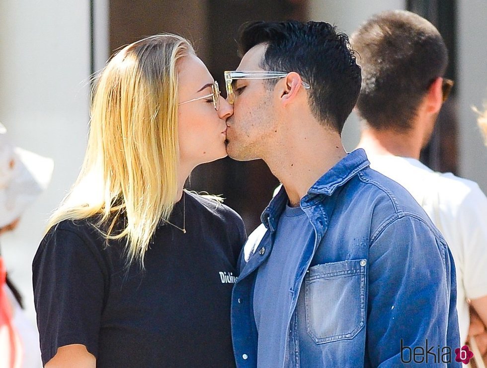 Joe Jonas y Sophie Turner se besan con cariño