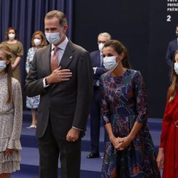 Los Reyes Felipe y Letizia, la Princesa Leonor y la Infanta Sofía saludando en la audiencia a los galardonados de los Premios Princesa de Asturias 2020