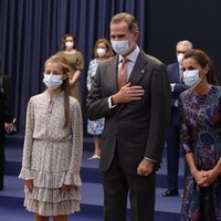 Los Reyes Felipe y Letizia, la Princesa Leonor y la Infanta Sofía saludando en la audiencia a los galardonados de los Premios Princesa de Asturias 2020