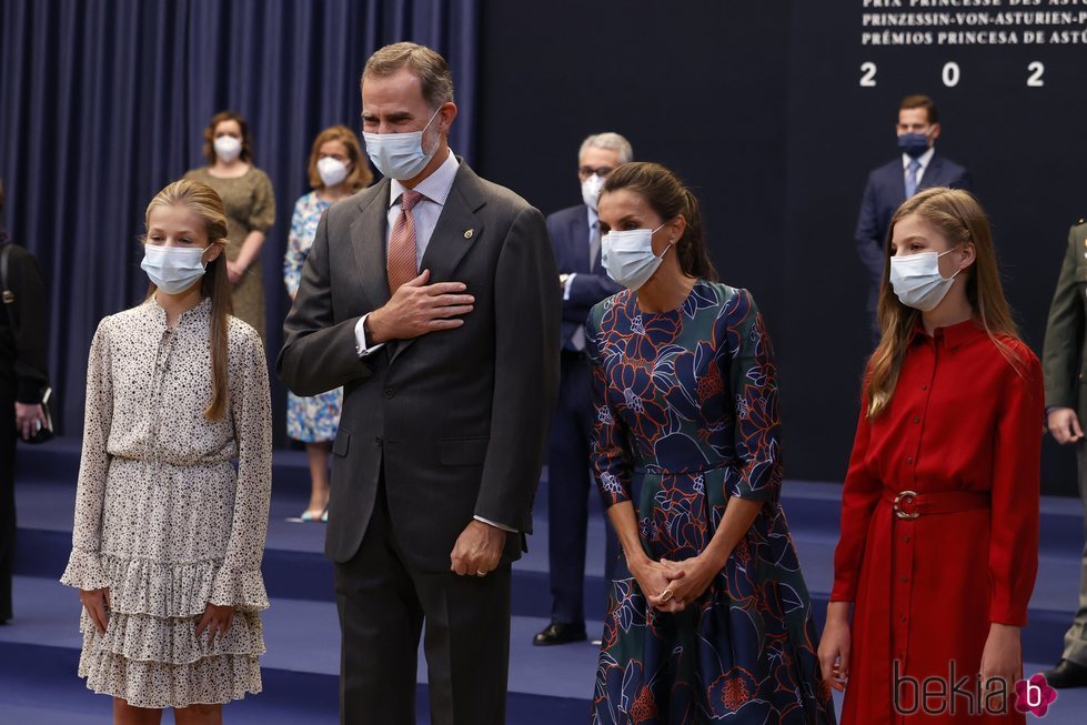 Los Reyes Felipe y Letizia, la Princesa Leonor y la Infanta Sofía saludando en la audiencia a los galardonados de los Premios Princesa de Asturias 2020