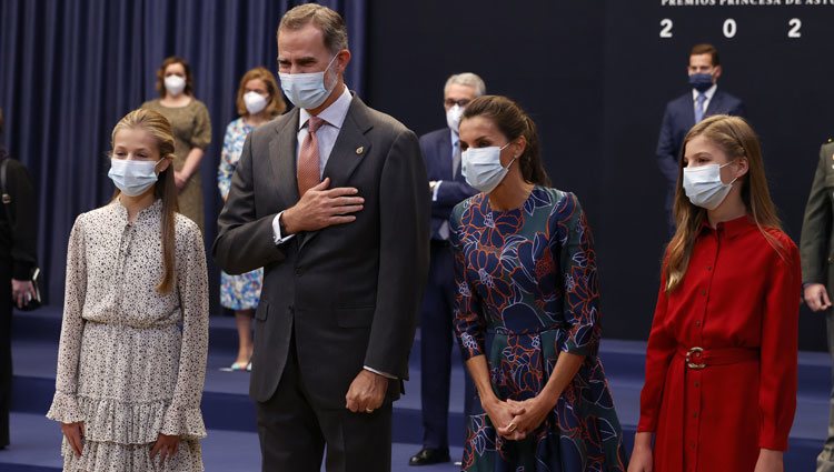 Los Reyes Felipe y Letizia, la Princesa Leonor y la Infanta Sofía saludando en la audiencia a los galardonados de los Premios Princesa de Asturias 2020