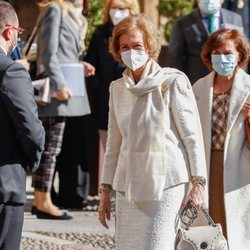 La Reina Sofía con Adrián Barbón y Carmen Calvo a su llegada a Oviedo para los Premios Princesa de Asturias 2020