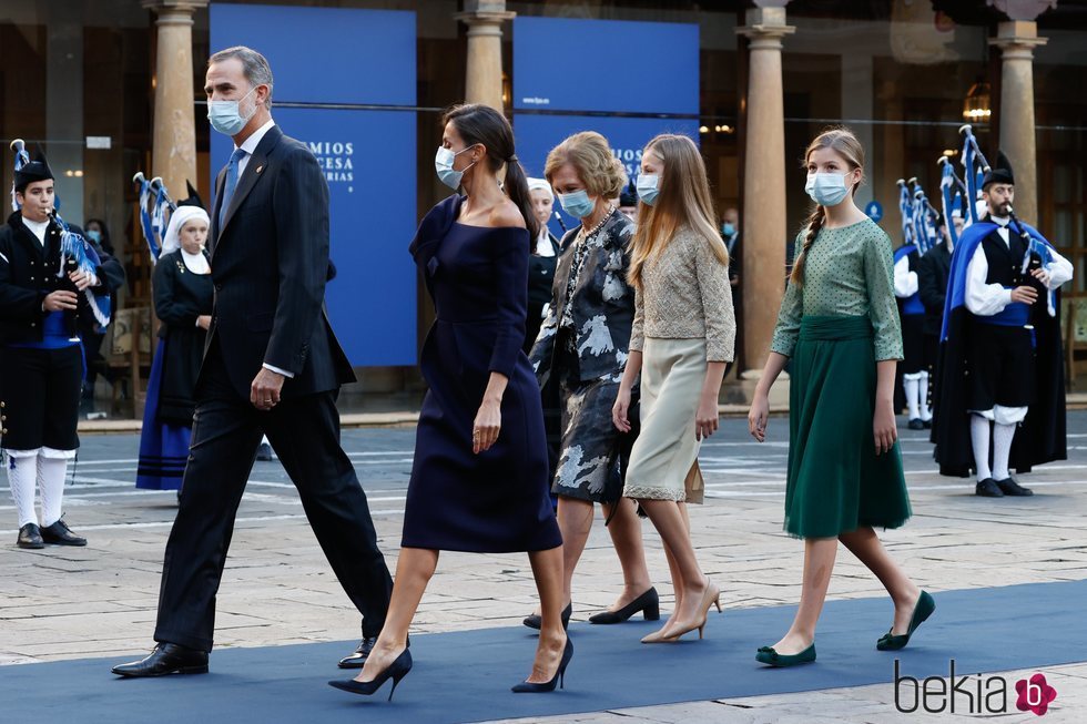 Los Reyes Felipe y Letizia y sus hijas Leonor y Sofía y la Reina Sofía en los Premios Princesa de Asturias 2020