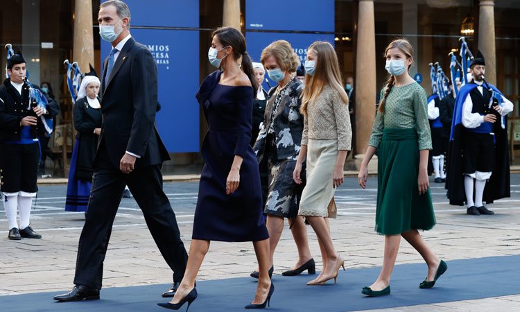 Los Reyes Felipe y Letizia y sus hijas Leonor y Sofía y la Reina Sofía en los Premios Princesa de Asturias 2020