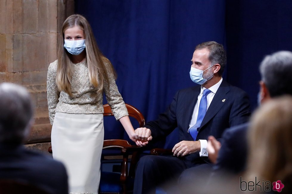 El Rey Felipe y la Princesa Leonor, cogidos de la mano en los Premios Princesa de Asturias 2020