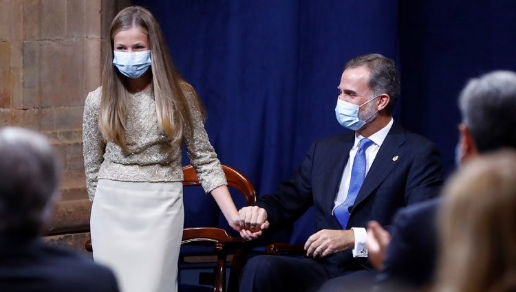 El Rey Felipe y la Princesa Leonor, cogidos de la mano en los Premios Princesa de Asturias 2020