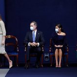 La Princesa Leonor se levanta para dar su discurso en los Premios Princesa de Asturias 2020 en presencia de los Reyes Felipe y Letizia y la Infanta Sofía