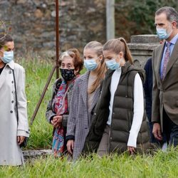 Los Reyes Felipe y Letizia y sus hijas Leonor y Sofía con Asunción Laredo en Somao, Pueblo Ejemplar de Asturias 2020