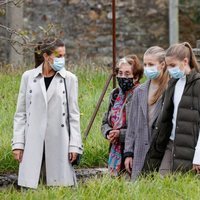 Los Reyes Felipe y Letizia y sus hijas Leonor y Sofía con Asunción Laredo en Somao, Pueblo Ejemplar de Asturias 2020