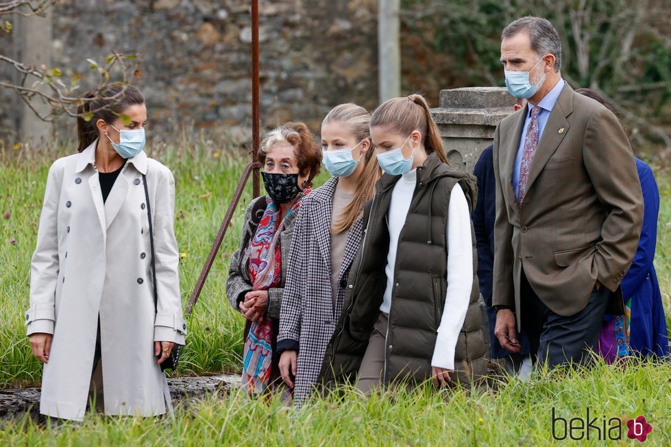 Los Reyes Felipe y Letizia y sus hijas Leonor y Sofía con Asunción Laredo en Somao, Pueblo Ejemplar de Asturias 2020