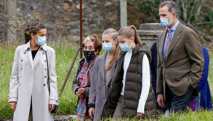 Los Reyes Felipe y Letizia y sus hijas Leonor y Sofía con Asunción Laredo en Somao, Pueblo Ejemplar de Asturias 2020