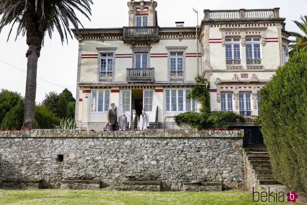 Los Reyes Felipe y Letizia, la Princesa Leonor y la Infanta Sofía en Villa Radis durante su visita a Somao, Pueblo Ejemplar de Asturias 2020