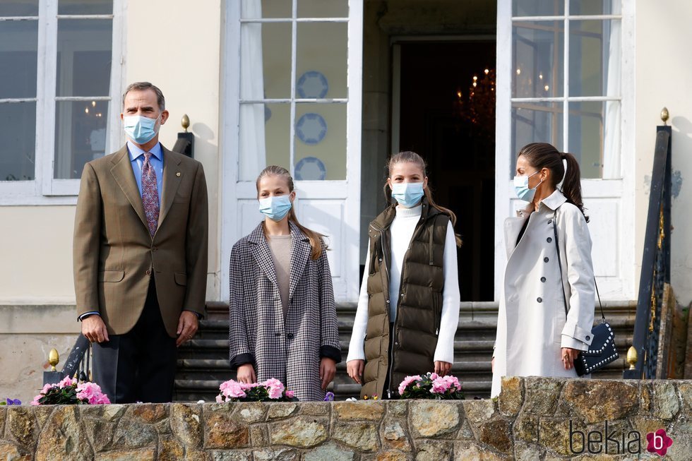 Los Reyes Felipe y Letizia y sus hijas Leonor y Sofía en Somao, Pueblo Ejemplar de Asturias 2020