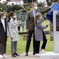 El Rey Felipe ayuda a la Princesa Leonor a descubrir una placa conmemorativa en Somao, Pueblo Ejemplar de Asturias 2020