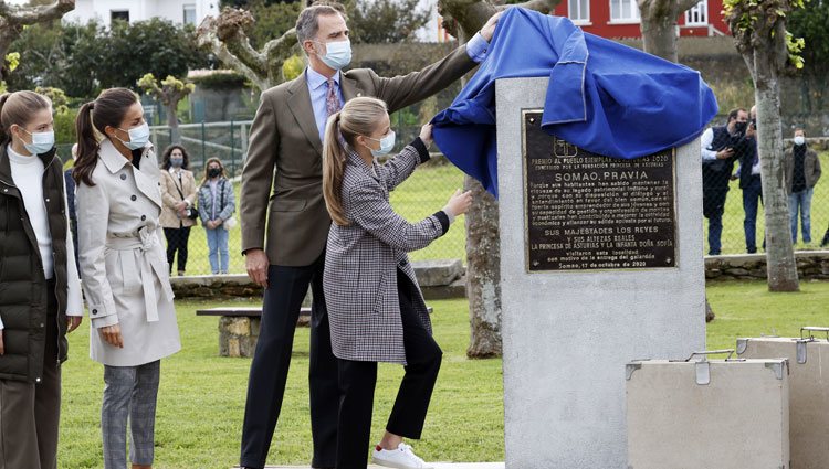 El Rey Felipe ayuda a la Princesa Leonor a descubrir una placa conmemorativa en Somao, Pueblo Ejemplar de Asturias 2020