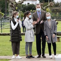 Los Reyes Felipe y Letizia, la Princesa Leonor y la Infanta Sofía tras descubrir una placa conmemorativa en Somao, Pueblo Ejemplar de Asturias 2020