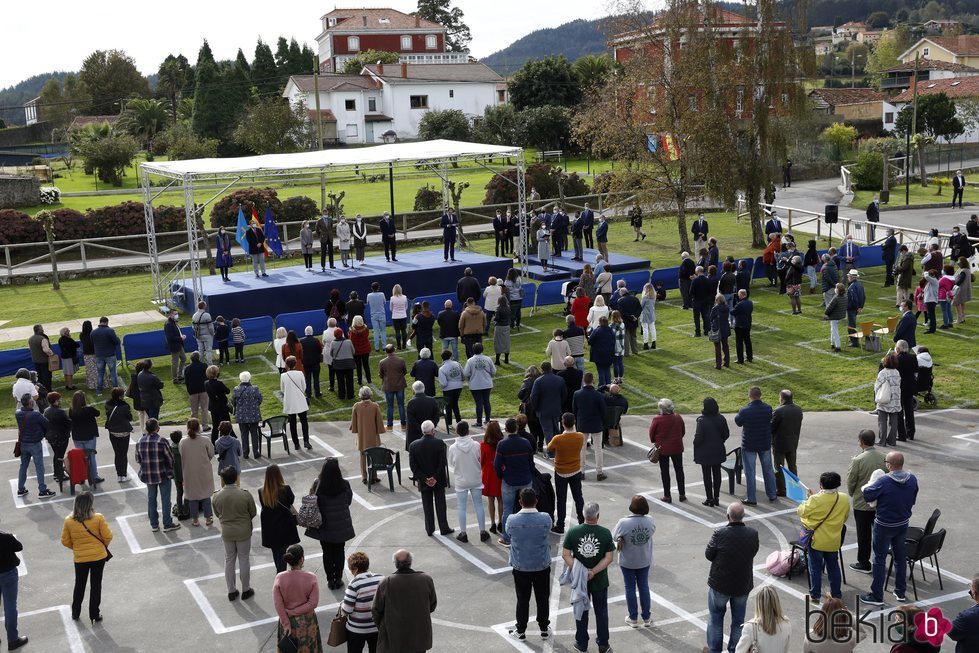 El pueblo de Somao viendo a la Familia Real en la entrega del Pueblo Ejemplar de Asturias 2020