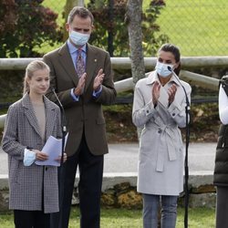 Los Reyes Felipe y Letizia y la Infanta Sofía aplauden a la Princesa Leonor tras su discurso en Somao, Pueblo Ejemplar de Asturias 2020