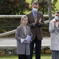 Los Reyes Felipe y Letizia y la Infanta Sofía aplauden a la Princesa Leonor tras su discurso en Somao, Pueblo Ejemplar de Asturias 2020