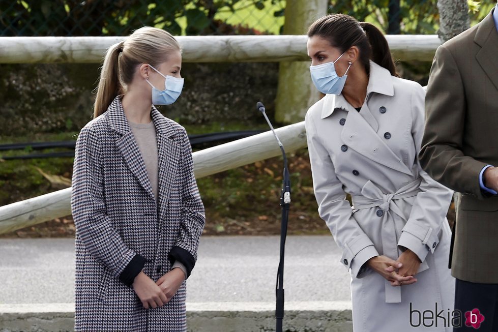 La Reina Letizia y la Princesa Leonor comparten confidencias en Somao, Pueblo Ejemplar de Asturias 2020