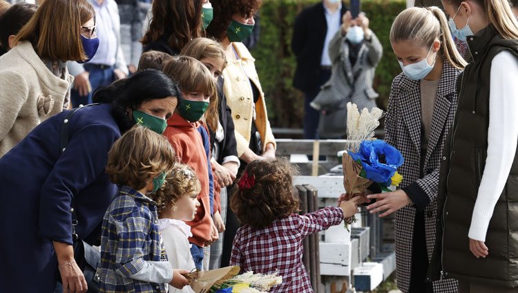 La Princesa Leonor y la Infanta Sofía reciben un regalo de los niños de Somao, Pueblo Ejemplar de Asturias 2020