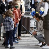 La Reina Letizia habla con los niños de Somao, Pueblo Ejemplar de Asturias 2020