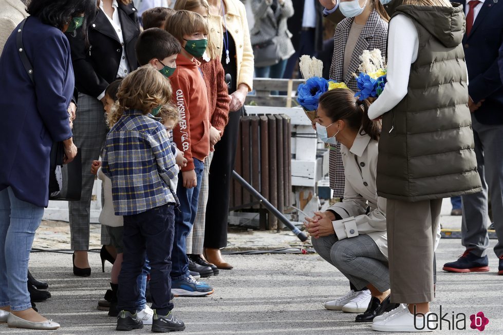 La Reina Letizia habla con los niños de Somao, Pueblo Ejemplar de Asturias 2020