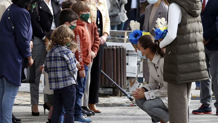 La Reina Letizia habla con los niños de Somao, Pueblo Ejemplar de Asturias 2020