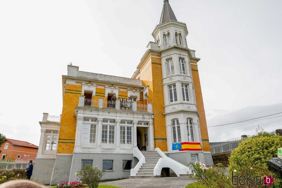 La Familia Real en la Casa Amarilla de Somao, Pueblo Ejemplar de Asturias 2020