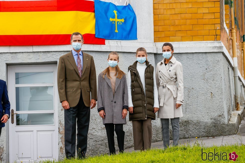 Los Reyes Felipe y Letizia, la Princesa Leonor y la Infanta Sofía en la Casa Amarilla de Somao, Pueblo Ejemplar de Asturias 2020