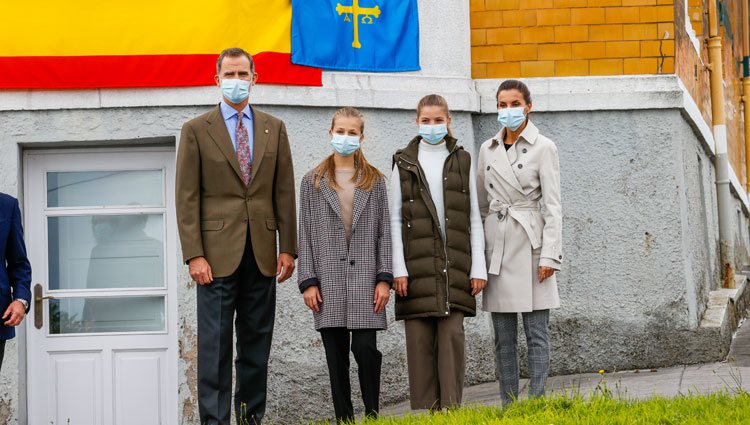 Los Reyes Felipe y Letizia, la Princesa Leonor y la Infanta Sofía en la Casa Amarilla de Somao, Pueblo Ejemplar de Asturias 2020