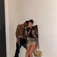 Kylie Jenner y Travis Scott posando juntos con la colección primavera/verano 2021 de Givenchy