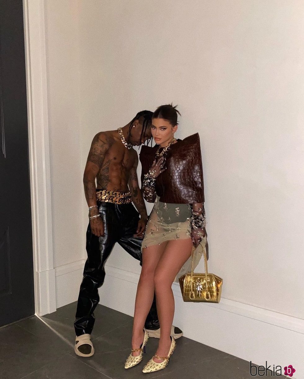 Kylie Jenner y Travis Scott posando juntos con la colección primavera/verano 2021 de Givenchy