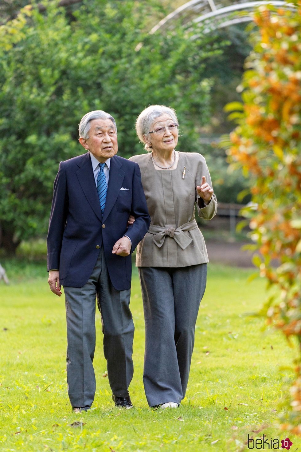 Akihito y Michiko de Japón en unos jardines