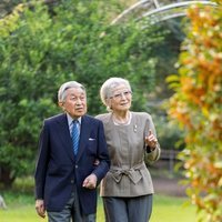 Akihito y Michiko de Japón en unos jardines