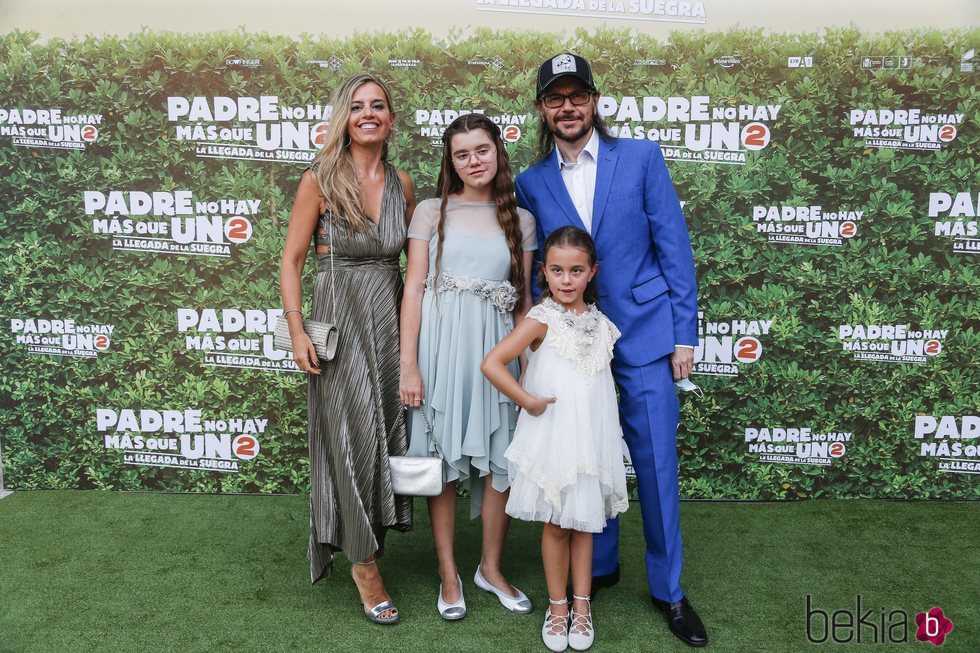 Santiago Segura con su mujer María Amaro y sus dos hijas