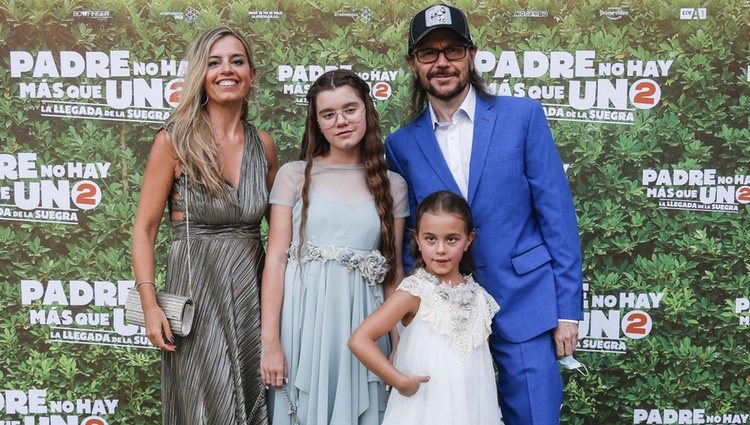 Santiago Segura con su mujer María Amaro y sus dos hijas