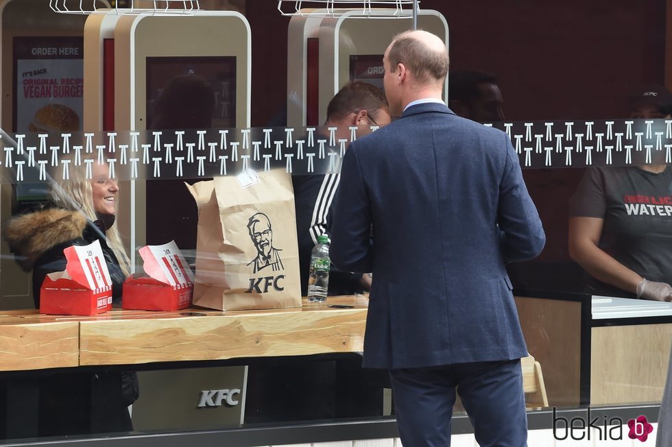 El Príncipe Guillermo mirando al interior de un KFC de Londres