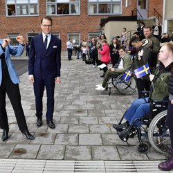 Victoria y Daniel de Suecia en la Rinman Special School de Eskilstuna en Södermanland