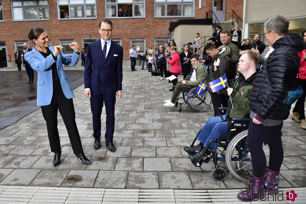 Victoria y Daniel de Suecia en la Rinman Special School de Eskilstuna en Södermanland