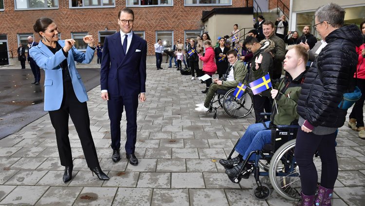 Victoria y Daniel de Suecia en la Rinman Special School de Eskilstuna en Södermanland