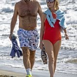 Ágatha Ruiz de la Prada y Luis Gasset paseando por las playas de Gran Canaria