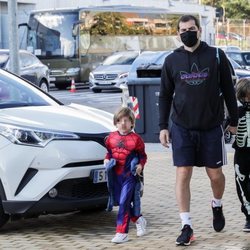 Iker Casillas llevando a sus hijos Martín y Lucas al colegio